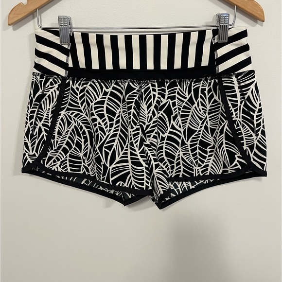 Lululemon Run Times Short *4-Way Stretch Pretty Palm Black Angel Wing 4 - Picture 9 of 16